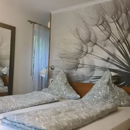 Exklusive Mit Herrlicher Terrasse Und Garten