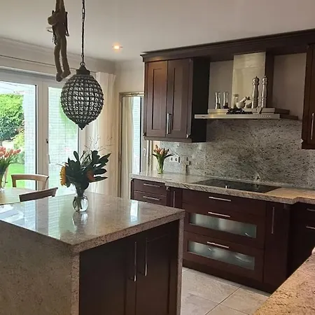 Exklusive Mit Herrlicher Terrasse Und Garten