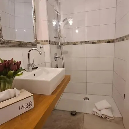 Exklusive Mit Herrlicher Terrasse Und Garten Appartement *