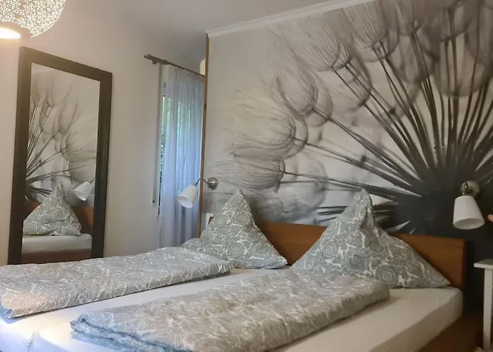 Exklusive Mit Herrlicher Terrasse Und Garten